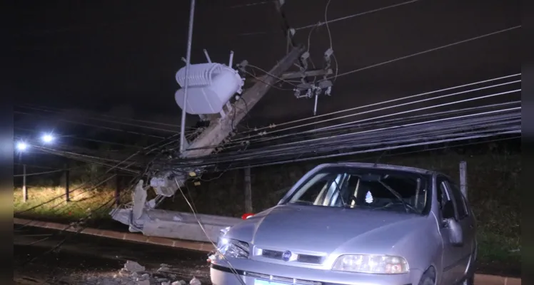 Fiat Siena ficou bastante danificado e poste da rede de energia elétrica foi destruído com impacto da colisão |