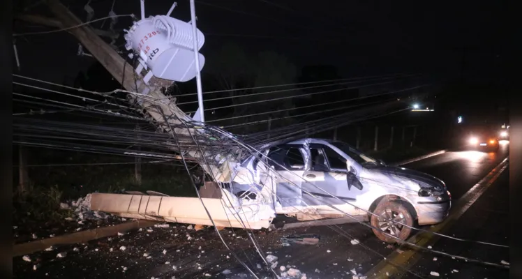 Fiat Siena ficou bastante danificado e poste da rede de energia elétrica foi destruído com impacto da colisão |