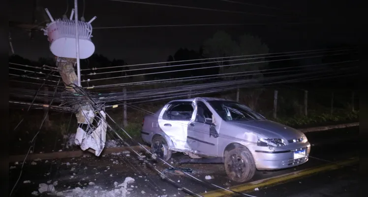 Fiat Siena ficou bastante danificado e poste da rede de energia elétrica foi destruído com impacto da colisão |