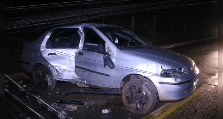 Fiat Siena ficou bastante danificado e poste da rede de energia elétrica foi destruído com impacto da colisão |