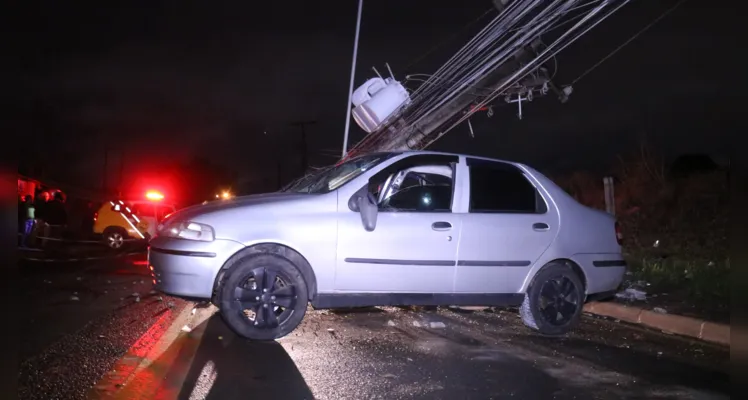 Fiat Siena ficou bastante danificado e poste da rede de energia elétrica foi destruído com impacto da colisão |