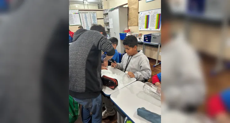 Com a visita dos acadêmicos de engenharia da UTFPR, a turma pode se aprofundar nos estudos sobre reciclagem e reutilização.