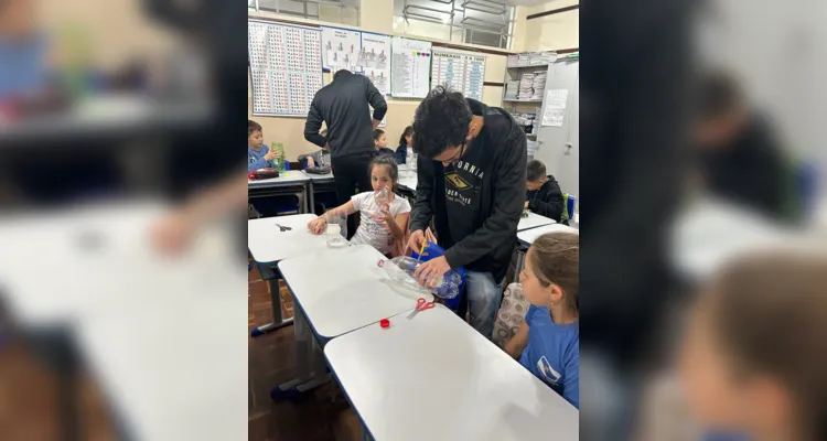 Com a visita dos acadêmicos de engenharia da UTFPR, a turma pode se aprofundar nos estudos sobre reciclagem e reutilização.