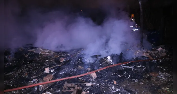 Casa de madeira foi totalmente destruída.