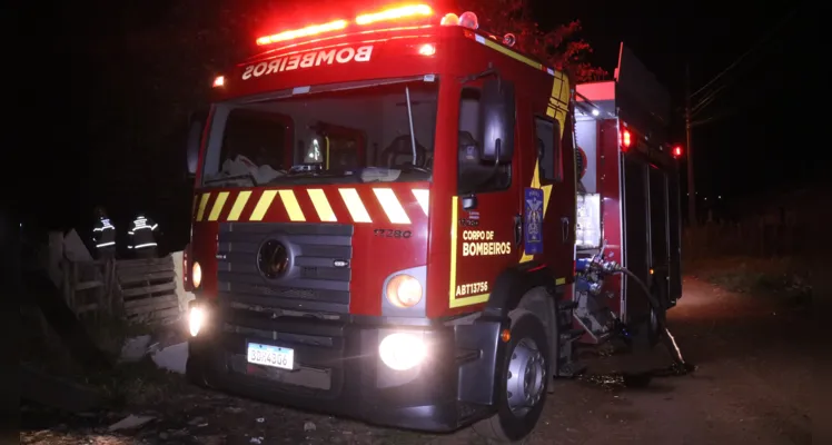 Incêndio mobilizou Corpo de Bombeiros.