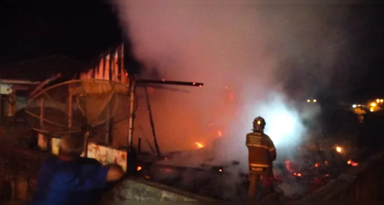 Bombeiros agiram para combater às chamas do incêndio.