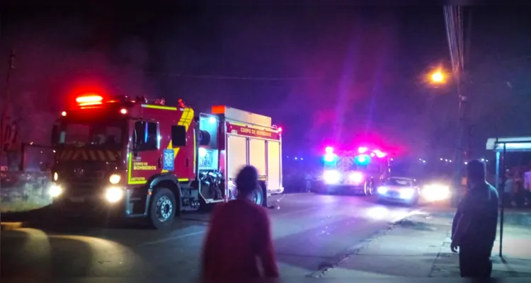 Populares acompanharam os trabalhos dos Bombeiros.