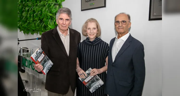 Carlos Roberto Tavarnaro, Liliana Ribas Tavarnaro e o autor Josué Corrêa Fernandes.