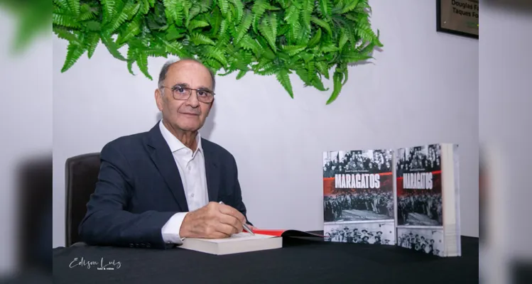 O autor Josué Corrêa Fernandes no lançamento de seu
novo livro, “Maragatos – A Guerra Civil no Paraná” na ACIPG.