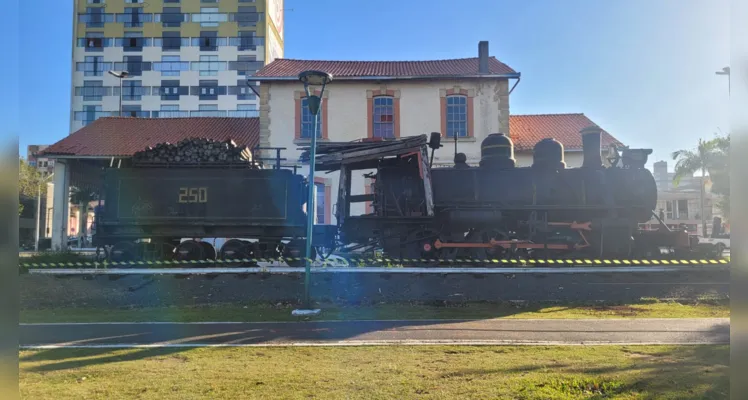 Locomotiva fica ao lado da Estação Paraná, no Parque Ambiental.