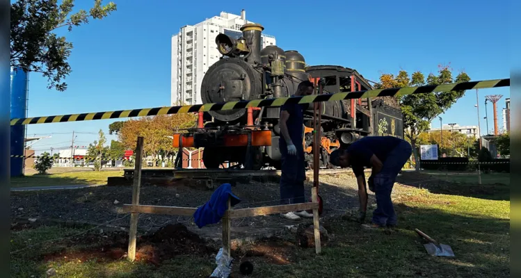 Trabalhadoras cercam área da Maria Fumaça.