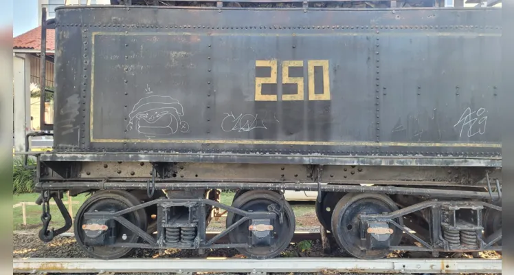 Locomotiva também foi alvo de vandalismo.