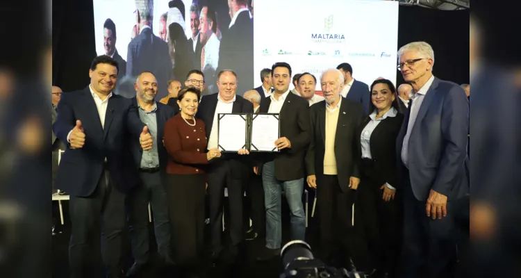 Lideranças políticas durante a inauguração da Maltaria.