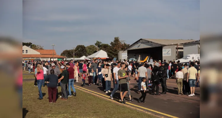 Aeroporto de Ponta Grossa ficou lotado para o evento.