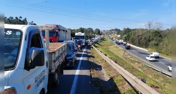 Manifestação gerou congestionamento na rodovia.