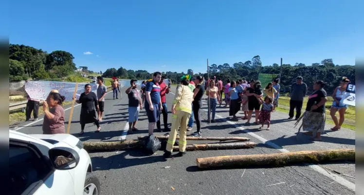 Protesto acontece no KM 111 da BR-277, no sentido Ponta Grossa.