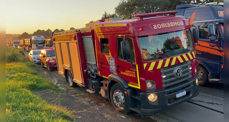 Veículo ABTR, dos Bombeiros, foi utilizado no atendimento.