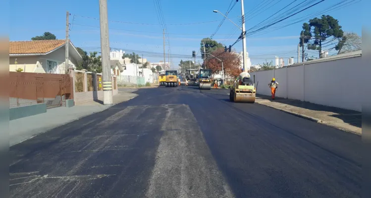 Estão sendo realizados reparos de diferentes profundidades em toda a extensão da avenida, conforme a necessidade de cada ponto.