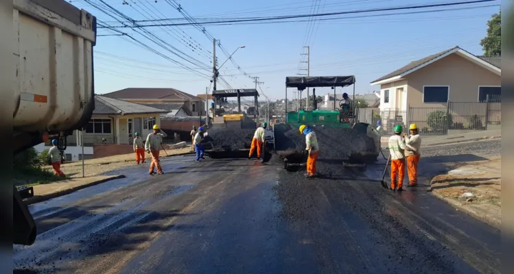 Estão sendo realizados reparos de diferentes profundidades em toda a extensão da avenida, conforme a necessidade de cada ponto.