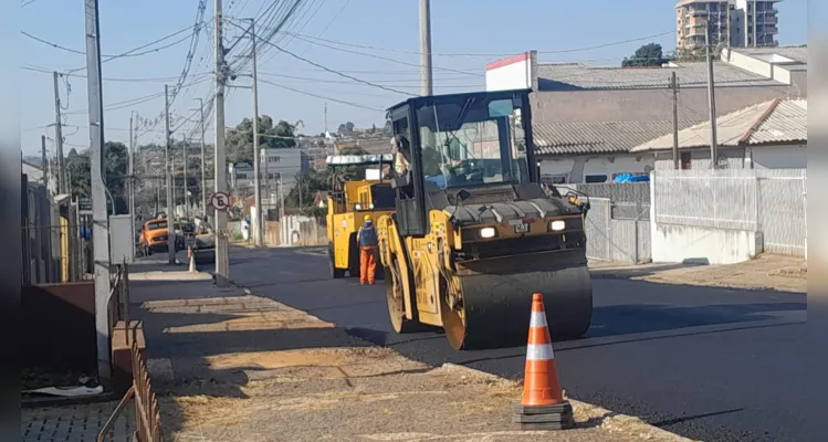 Estão sendo realizados reparos de diferentes profundidades em toda a extensão da avenida, conforme a necessidade de cada ponto.