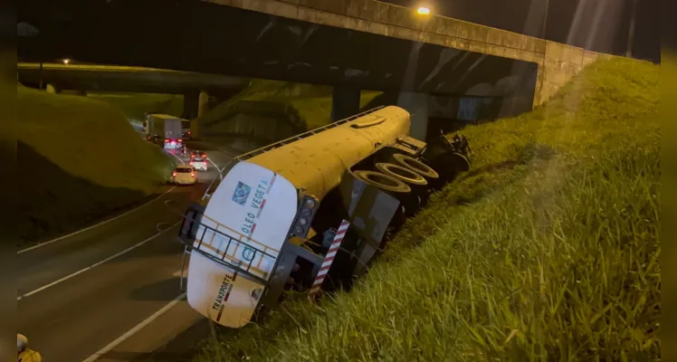 Caminhão tombou no trecho que dá acesso à avenida Souza Naves.