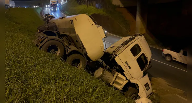 Caminhão ficou às margens da rodovia, após o acidente.