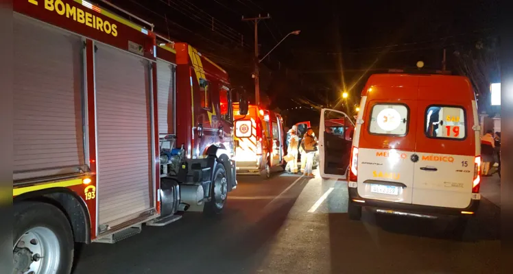 Corpo de Bombeiros foi acionado para resgatar vítimas enclausuradas.