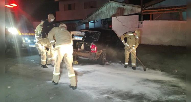 Corpo de Bombeiros jogou cal na pista por conta de vazamento.