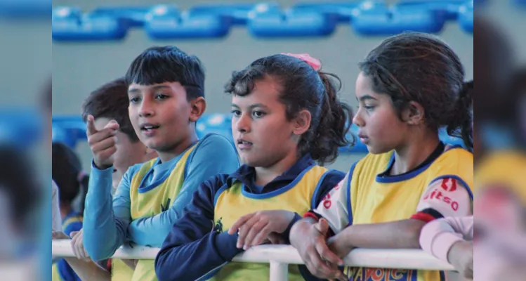 Alunos do 'Projeto Viva Vôlei' visitam a Arena Multiuso de PG