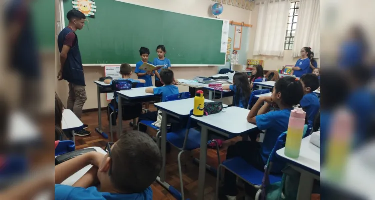 Durante as atividades a turma confeccionou materiais e pode compreender a importância da causa.