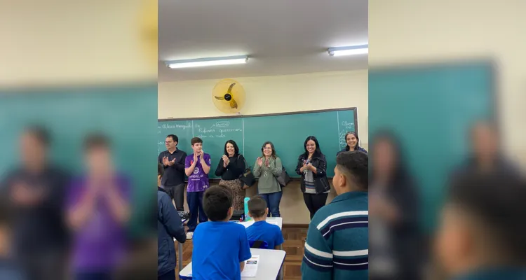 Os alunos realizaram homenagens à figura, recitando uma poesia aos familiares do educador que estavam presentes na escola.