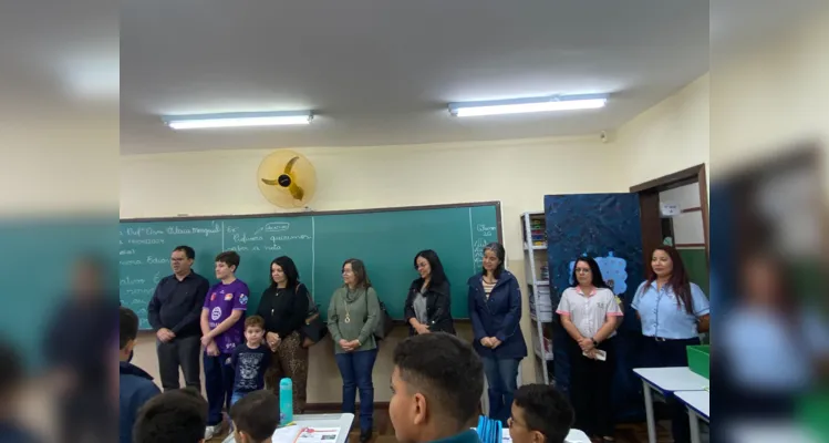 Os alunos realizaram homenagens à figura, recitando uma poesia aos familiares do educador que estavam presentes na escola.