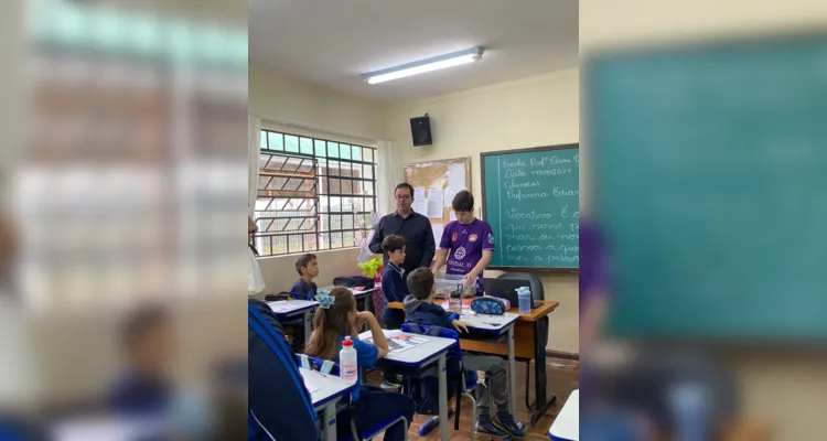 Os alunos realizaram homenagens à figura, recitando uma poesia aos familiares do educador que estavam presentes na escola.