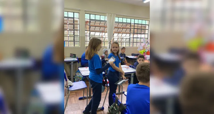 Os alunos realizaram homenagens à figura, recitando uma poesia aos familiares do educador que estavam presentes na escola.