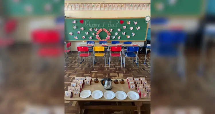 A sala de aula foi decorada para recepcionar as mães no dia de realização das dinâmicas.