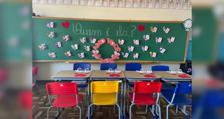 A sala de aula foi decorada para recepcionar as mães no dia de realização das dinâmicas.