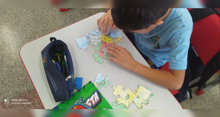 A confecção de um quebra-cabeça com as regiões do Brasil também fez parte das atividades.