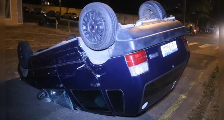 Automóvel capotou após a colisão em Uvaranas