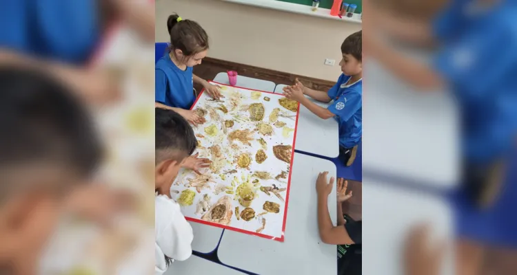 Uma das principais atividades realizadas pela turma foi a realização de desenhos rupestres feitos com tintas confeccionadas em sala de aula