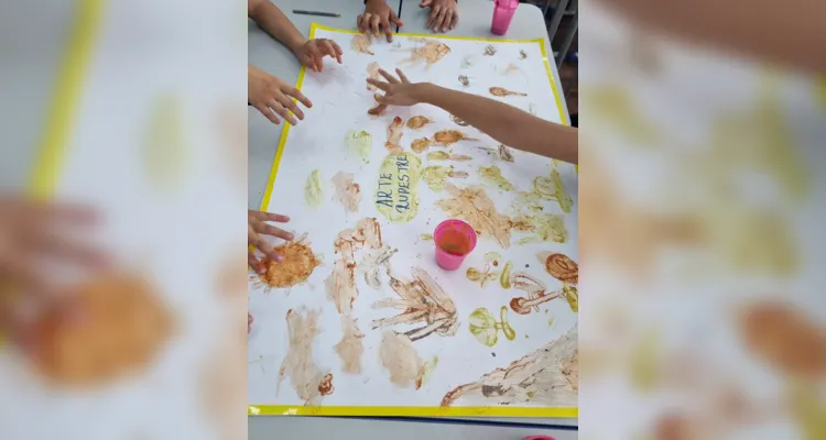 Uma das principais atividades realizadas pela turma foi a realização de desenhos rupestres feitos com tintas confeccionadas em sala de aula.