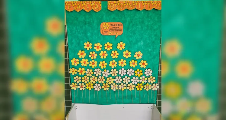 Dentre as atividades realizadas pela turma estiveram a criação de cartazes e painéis decorados com a flor símbolo da campanha.