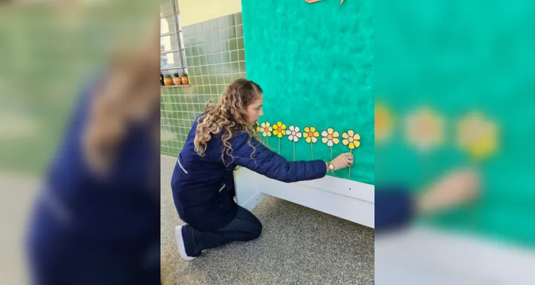 Dentre as atividades realizadas pela turma estiveram a criação de cartazes e painéis decorados com a flor símbolo da campanha.