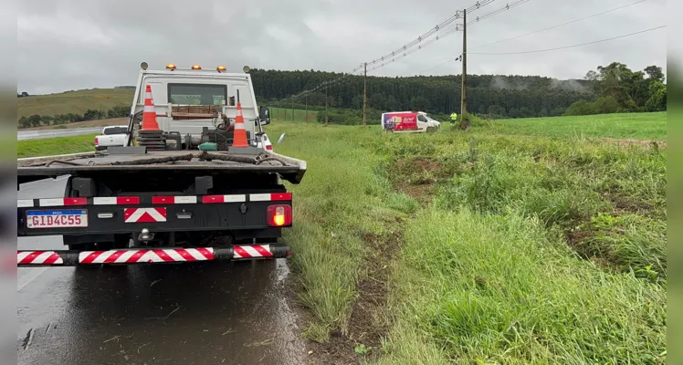 Motorista perde o controle e van capota na BR-376 em PG