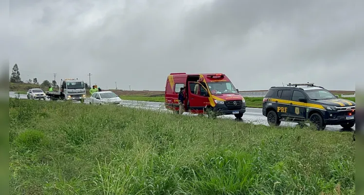 Motorista perde o controle e van capota na BR-376 em PG