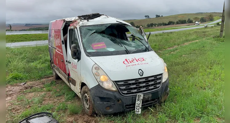 Motorista perde o controle e van capota na BR-376 em PG