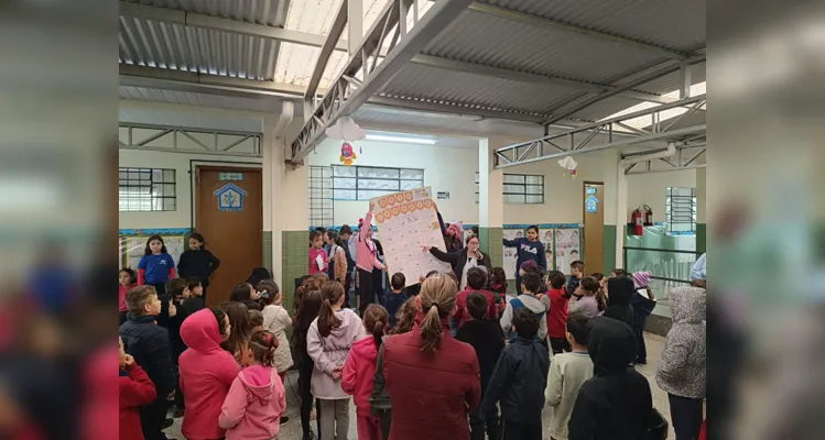 A turma realizou uma apresentação sobre o tema para toda a escola, com uma linguagem acessível a todos os educandos.