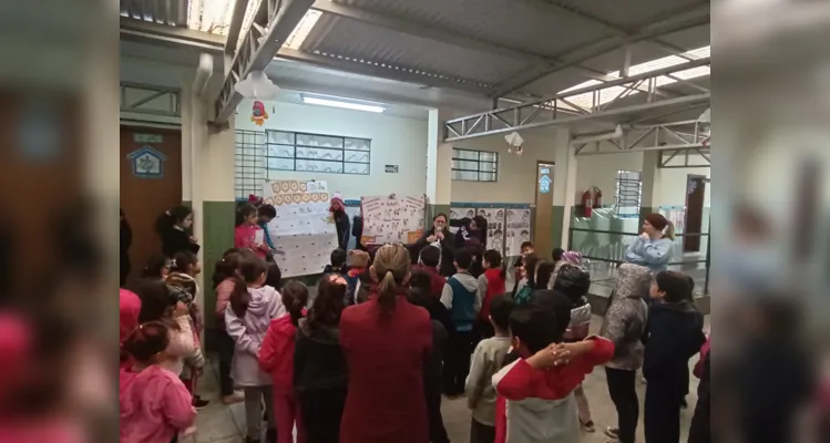 A turma realizou uma apresentação sobre o tema para toda a escola, com uma linguagem acessível a todos os educandos.