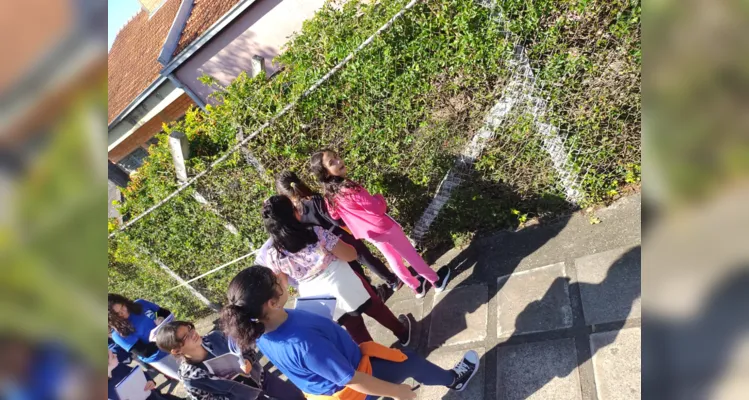 A proposta teve início em sala de aula, com a medição de materiais escolares e outros objetos. Na sequência os alunos mediram espaços e locais da escola.