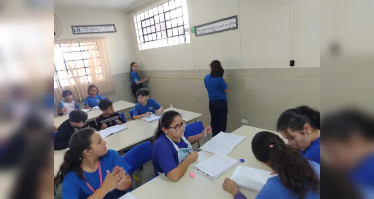 A proposta teve início em sala de aula, com a medição de materiais escolares e outros objetos. Na sequência os alunos mediram espaços e locais da escola.