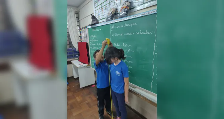 A proposta teve início em sala de aula, com a medição de materiais escolares e outros objetos. Na sequência os alunos mediram espaços e locais da escola.